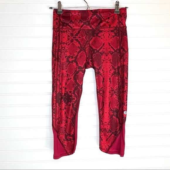 Lululemon Vent It Out Crop Mini Ziggy Snake Red Tide Cranberry / Cranberry Sz 4 - Picture 1 of 13